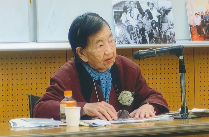 講演する外川志津子さん。3/18(火)