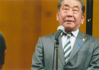 祝辞を述べる西村眞悟さん