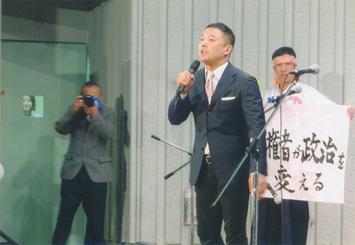 演説する山本太郎さん