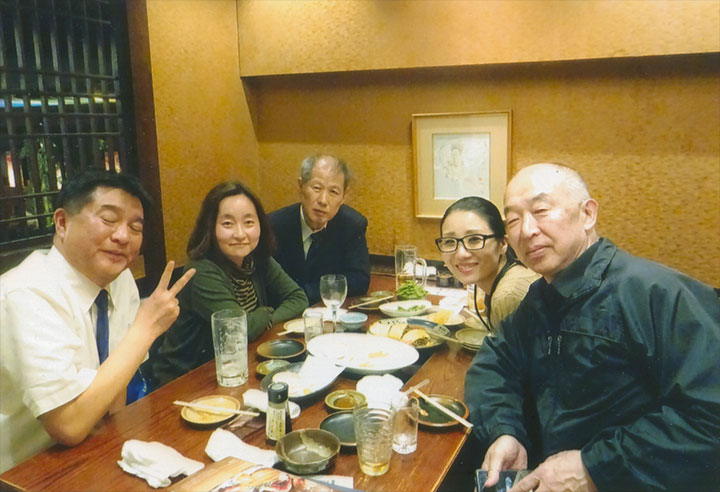 岩井さん（左）も合流して、居酒屋へ