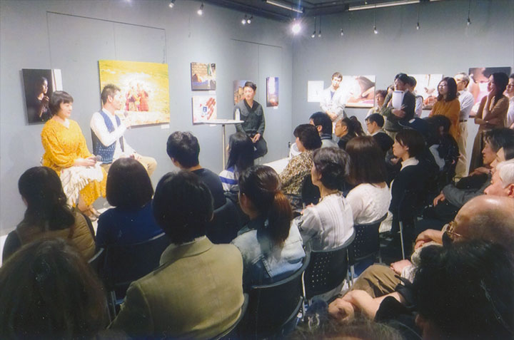 よく集まりましたね。立ってる人も多いです。