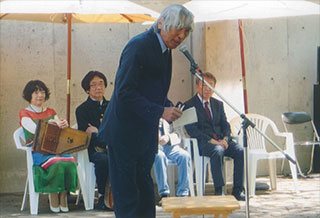 挨拶する窪島誠一郎さん