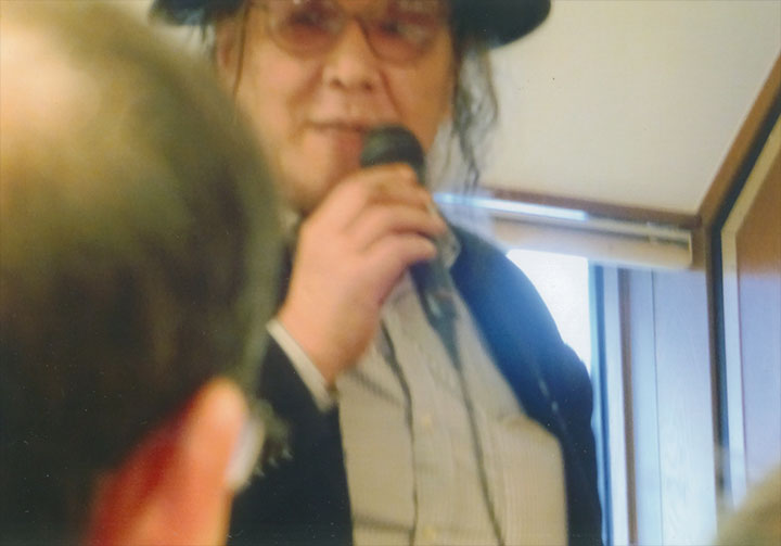 挨拶する高取英さん