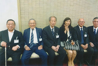 若い女性も同窓生です