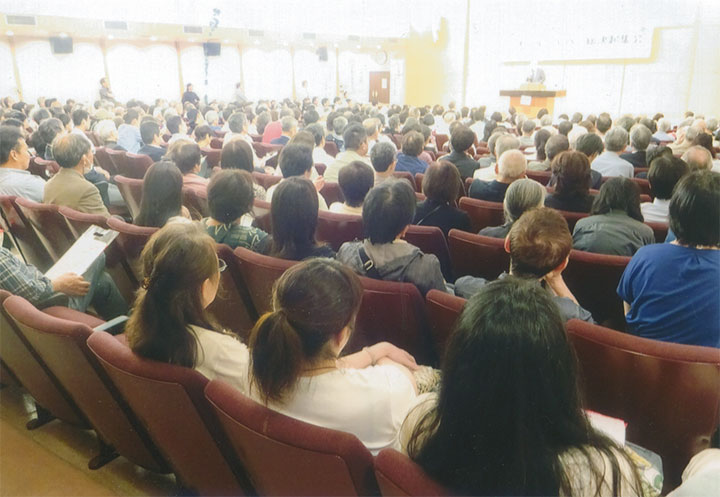 後ろから壇上は見えません