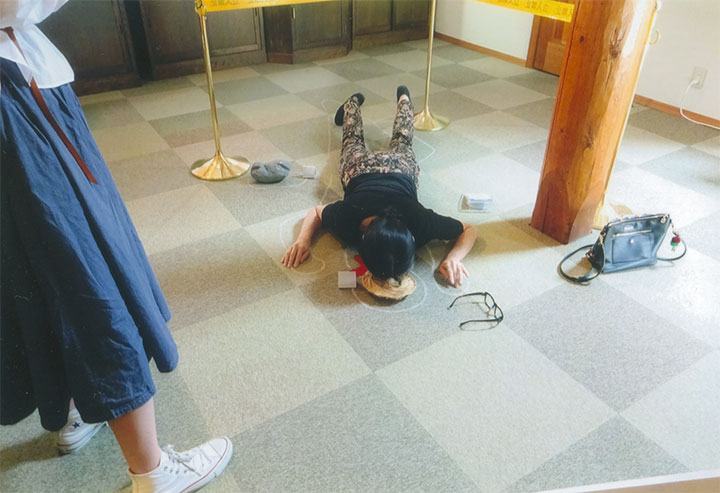 美女が倒れてました