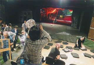 テントの中の舞台です