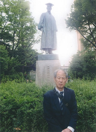 大隈総長の前で