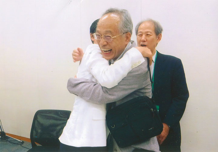 抱き合ってますね!