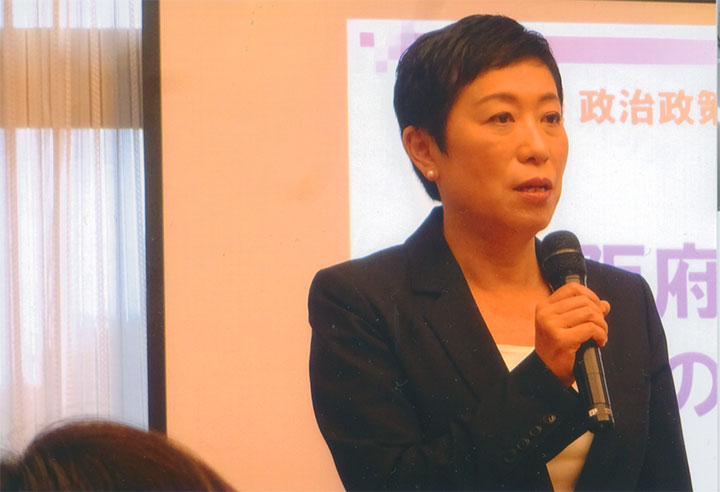 講演する辻元さん