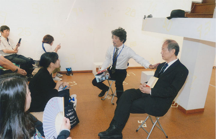 舞台が始まる直前までトーク