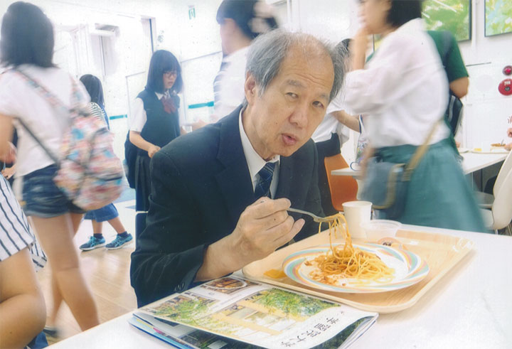 学習院大の食堂で