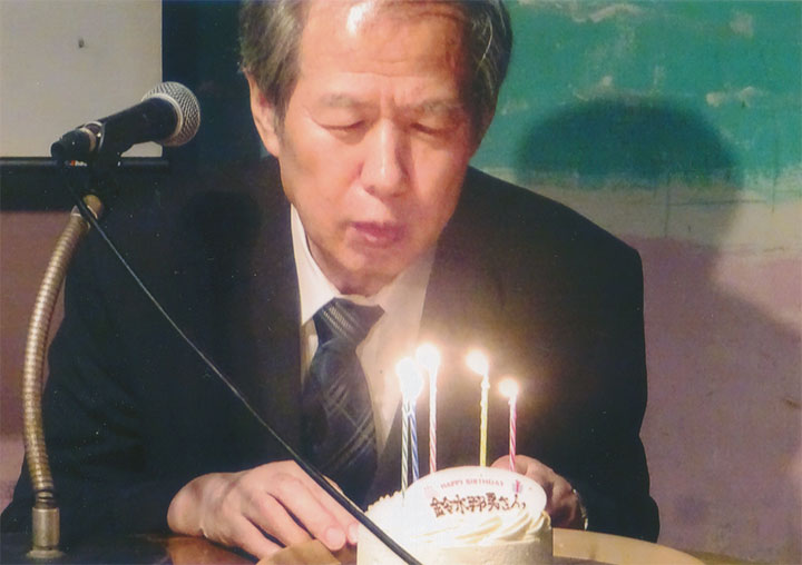 バースデーケーキの火を消しています