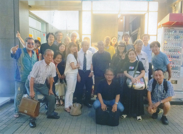 店の前で記念撮影