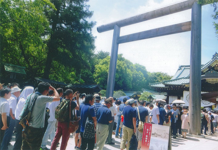 大勢の人が参拝に来てました