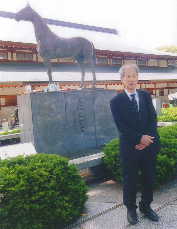 戦没馬慰霊の像の前で