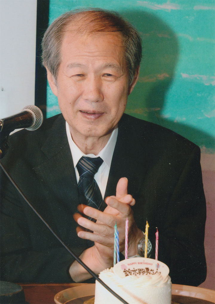 バースディケーキを前に