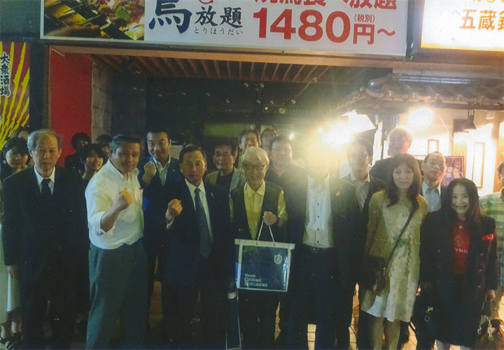 店の前で記念撮影