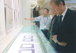 館長さん（左）が案内してくれました