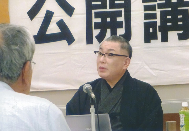 講演する岩下尚史さん