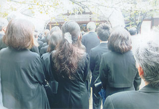 お寺には大勢の人が集まりました