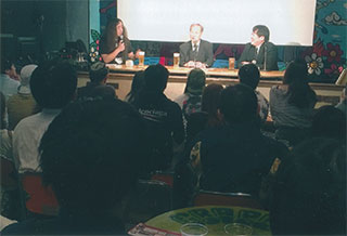 会場は満員でした