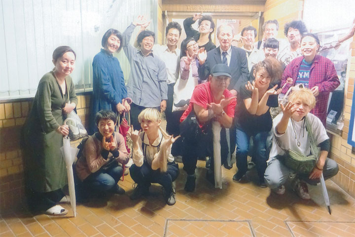 「再生」の劇団員たちと