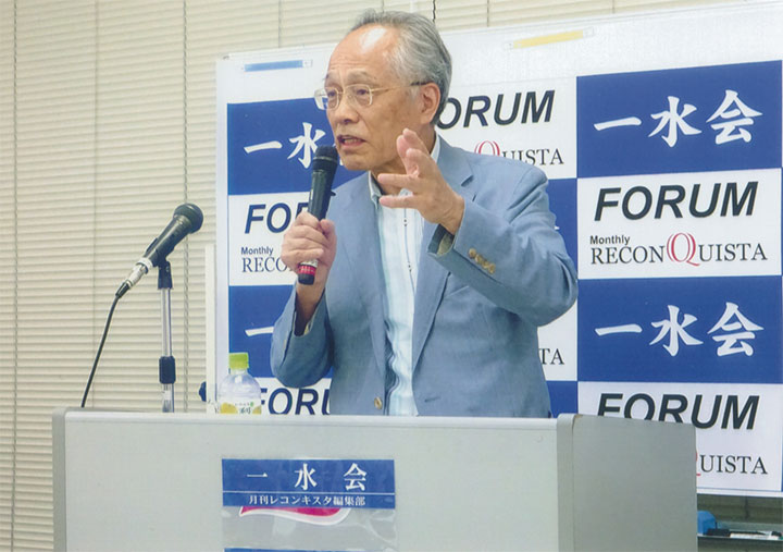 講演する佐高信さん