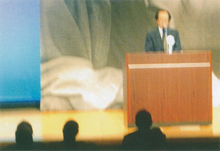 挨拶する大原康男さん