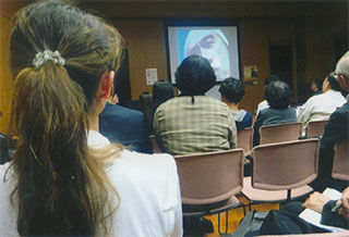 講演会で