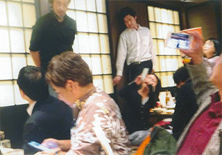 懇親会で。挨拶する安田さん