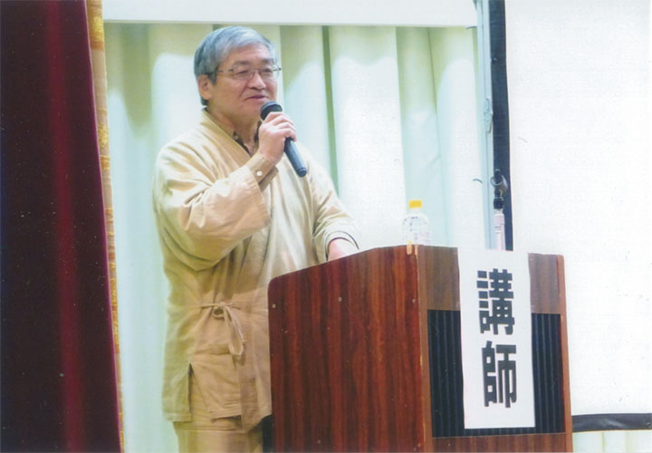 大賞などを発表する武内氏