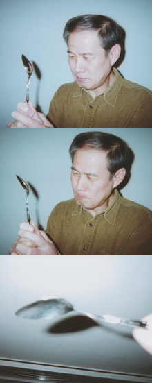 スプーン曲げをする鈴木邦男