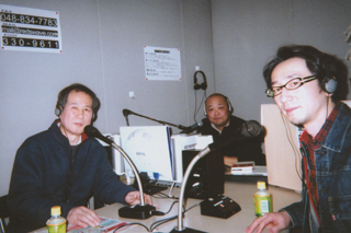 （左から）鈴木、小島貴之さん、梅澤潤一さん（ＦＭ浦和で3/2）