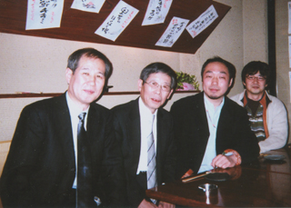 鈴木邦男、大谷昭宏、藤井誠二、本村健太郎。「ムーブ！」の打ち上げで