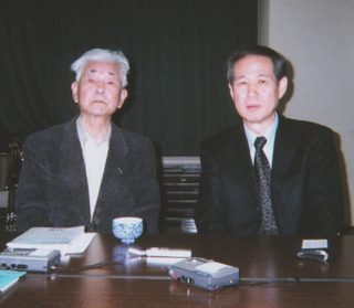 チュチェ思想研究所の井上周八さん（左）と（3/25）
