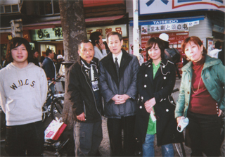 映画「天皇ごっこ」の撮影で。（大浦監督やスタッフと）渋谷（3/21）