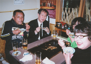 月島のもんじゃ焼き屋さんで撮影（3/23）