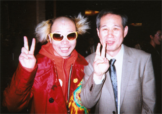 「電撃ネットワーク」の南部虎弾さんと（4/7）