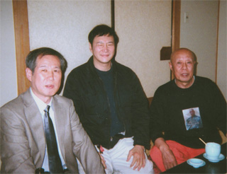 （左より）鈴木、北芝健さん、石原伸司さん（5/9）