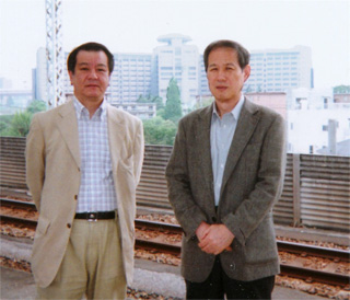 小菅駅で。後ろが拘置所。木村三浩氏と（5/10）