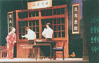 劇団「青年劇場」による『銃口』の公演