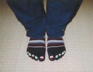 靴下が破れてるよ、と思ったが