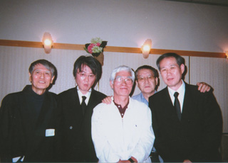 足立正生さん（中央）を囲んで（6/23）