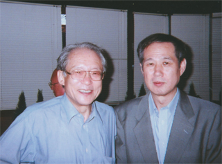 記念講演をした高見澤昭治弁護士（左）と（7/15）