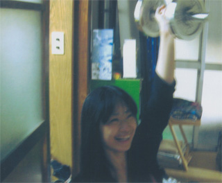 10キロのダンベルを持ち上げるあゆみちゃん