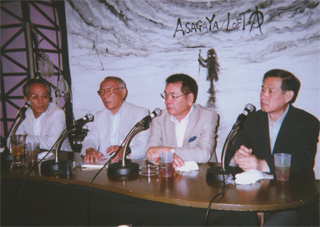 （左から）佐高信さん、南丘喜八郎さん、筆坂秀世さん、鈴木邦男（7/29）