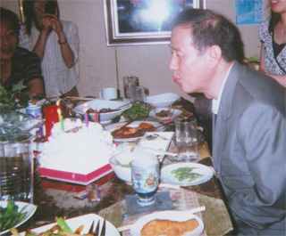 バースディケーキのローソクを吹き消してます（8/5）