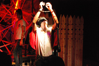 「天皇ごっこ〜調律の帝国」の舞台（撮影・平早勉氏）