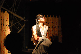 「天皇ごっこ〜調律の帝国」の舞台（撮影・平早勉氏）